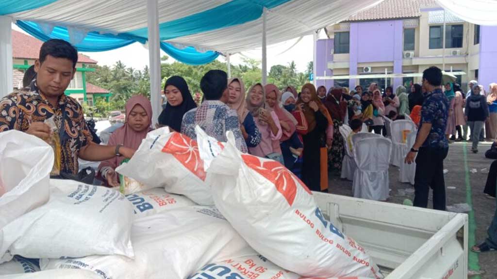 800 Paket Sembako Murah di Kecamatan Solear Ludes Diserbu Warga